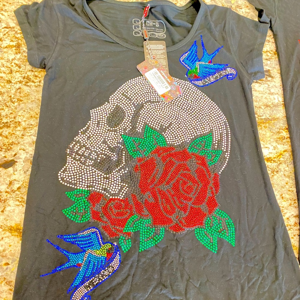 Very cute shirt with colorful skull